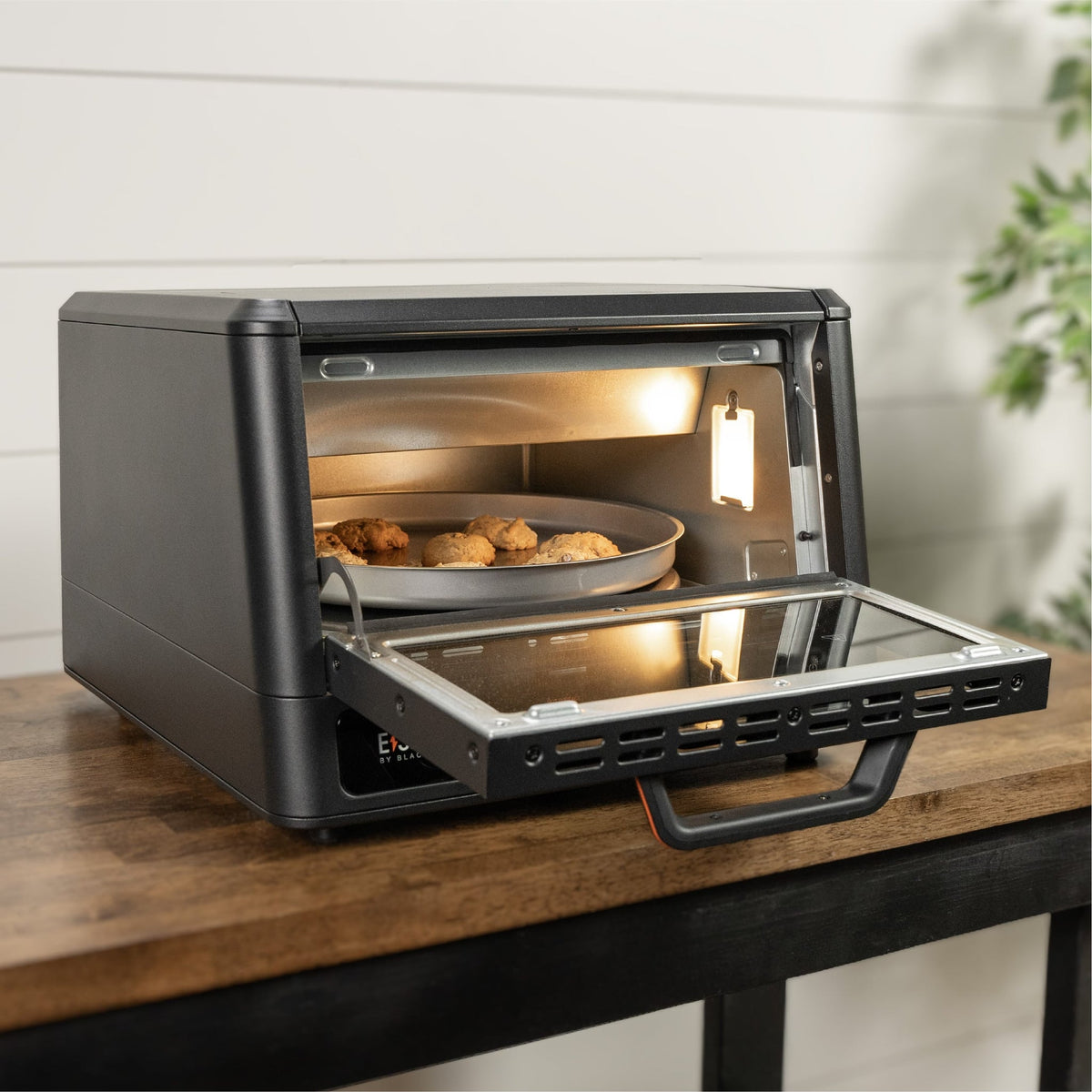Blackstone E-Series Electric Pizza Oven and Air Fryer Combo - Black - door open, pizza plate