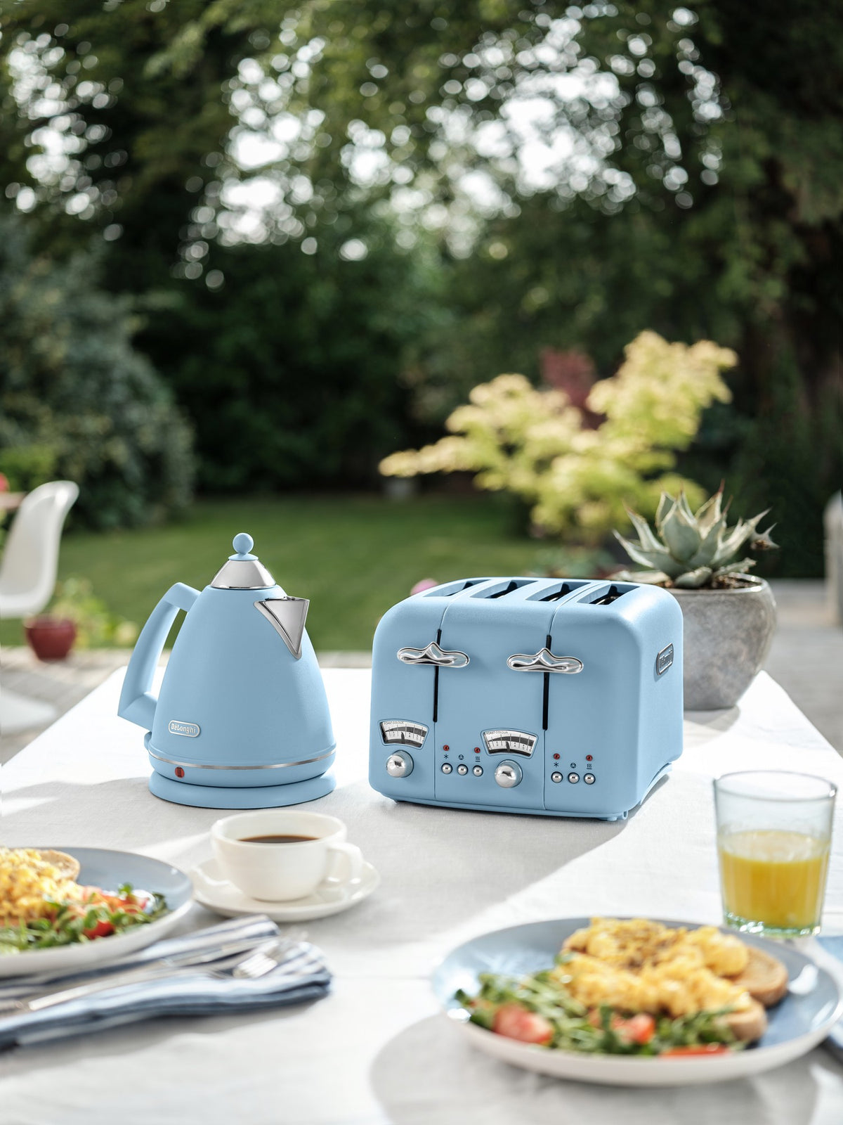De'Longhi Argento Flora Kettle - Blue - outdoor breakfast scene with the matching toaster