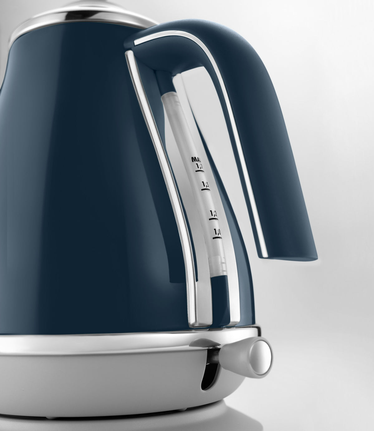 De'Longhi Icona Capitals Kettle - London Blue - water level window close-up