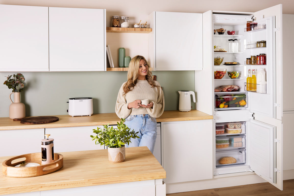 Bosch Series 2 290L Built-In Frost Free Fridge Freezer | KIN96NSE0G