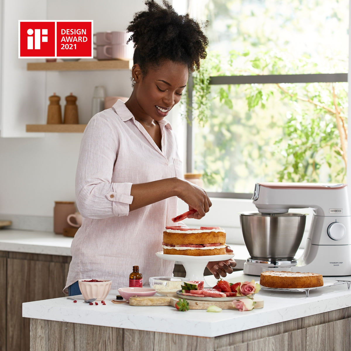 Kenwood Titanium Chef - White - decorating a layer cake in the kitchen