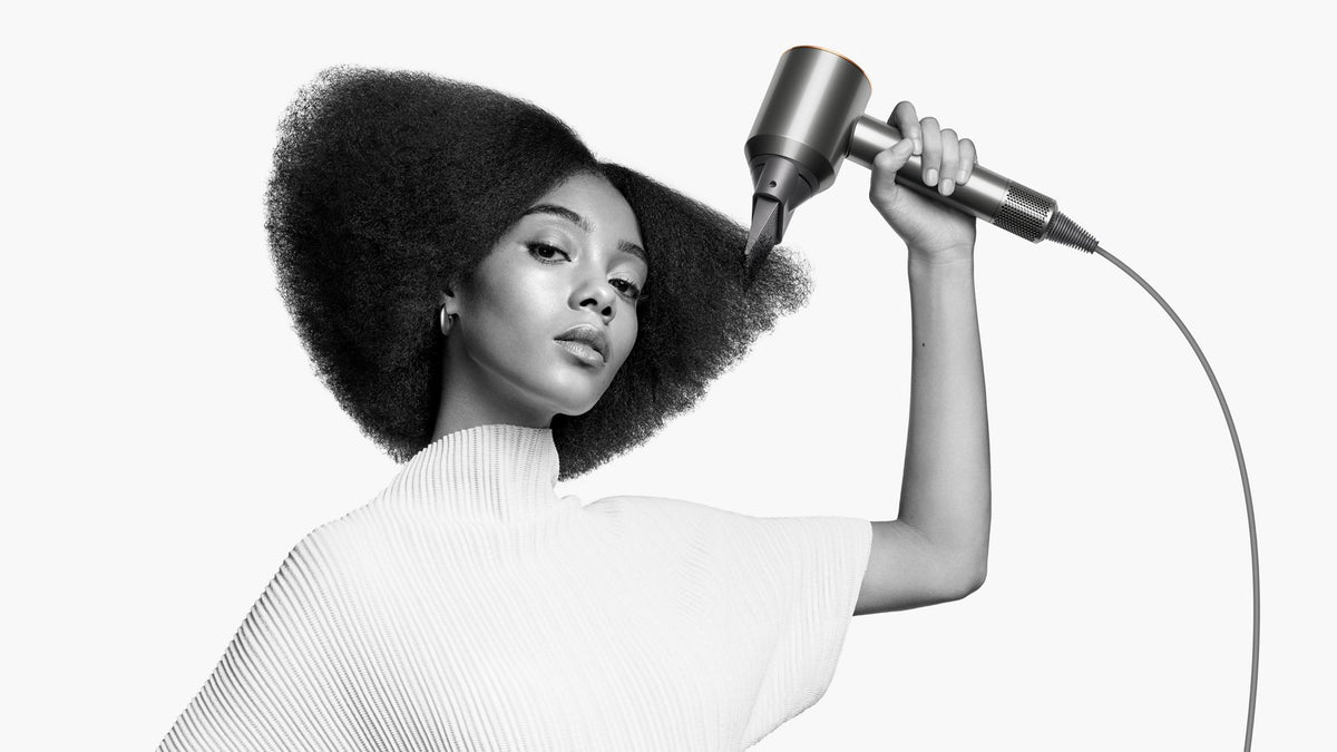 Dyson Supersonic Curly+Coily Hair Dryer - Prussian Blue/Rich Copper - Wide-tooth comb in use