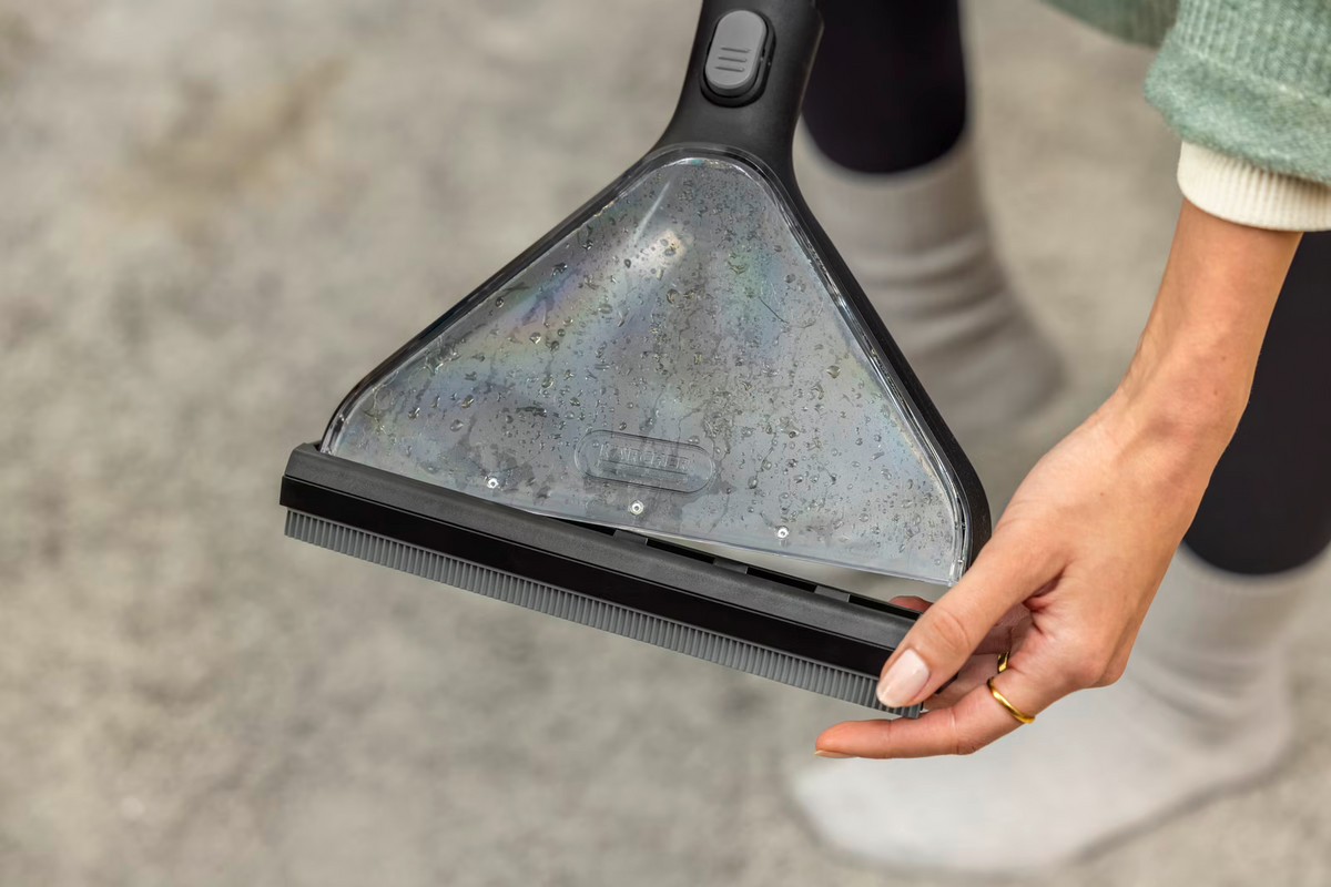 Kärcher SE4 Select Carpet Cleaner - White - floor nozzle close-up showing extracted dirt