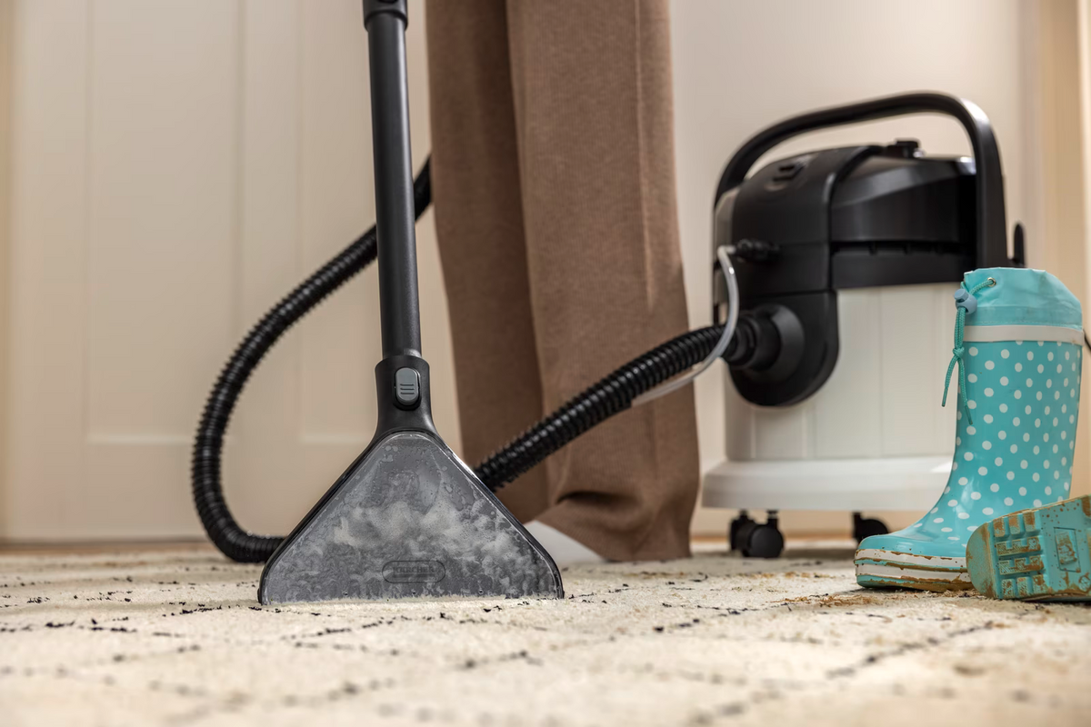 Kärcher SE4 Select Carpet Cleaner - White - cleaning a rug with the floor nozzle