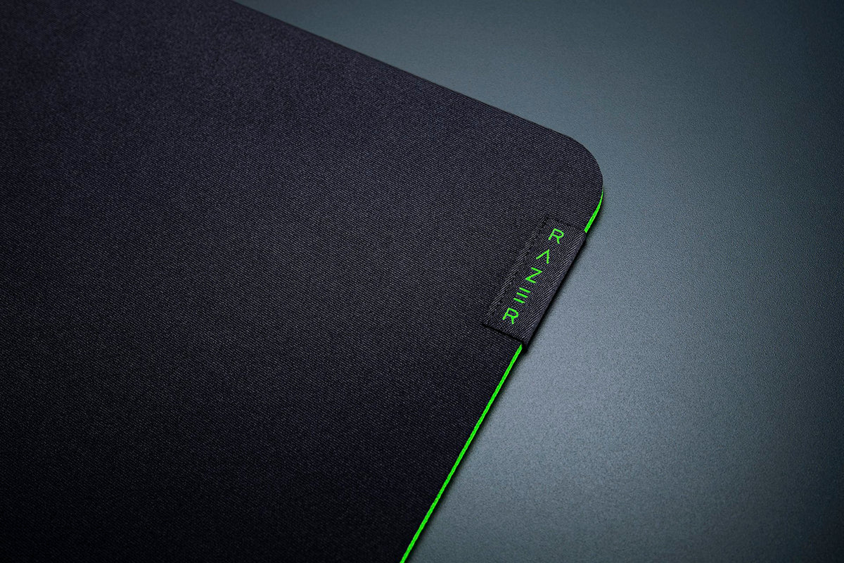 Razer Gigantus V2 Medium Gaming Mouse Mat - Black - corner and logo