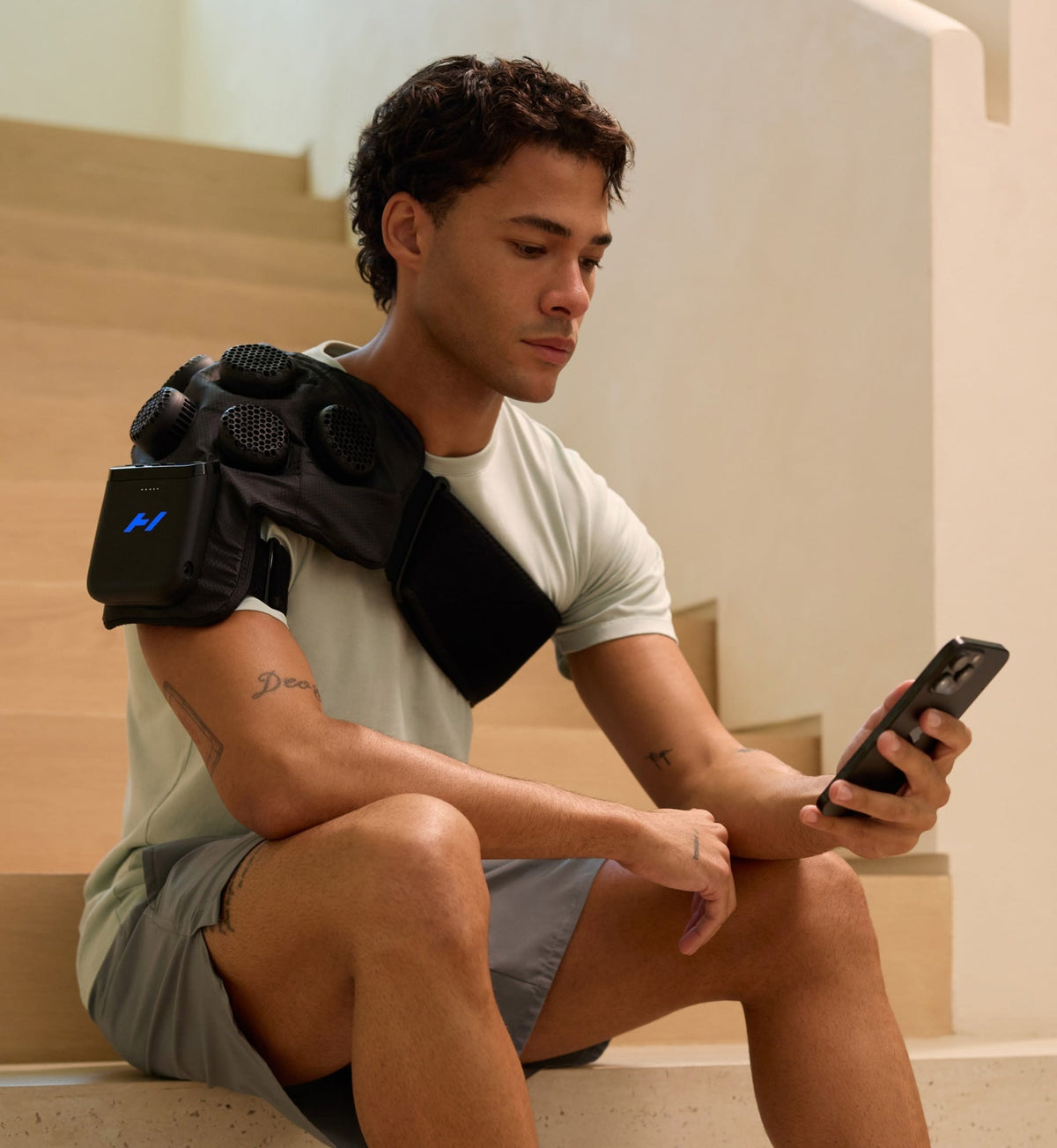 Hyperice Contrast 2 Shoulder Heat, Cold and Compression Therapy Device - Black - in use with the Hyperice app