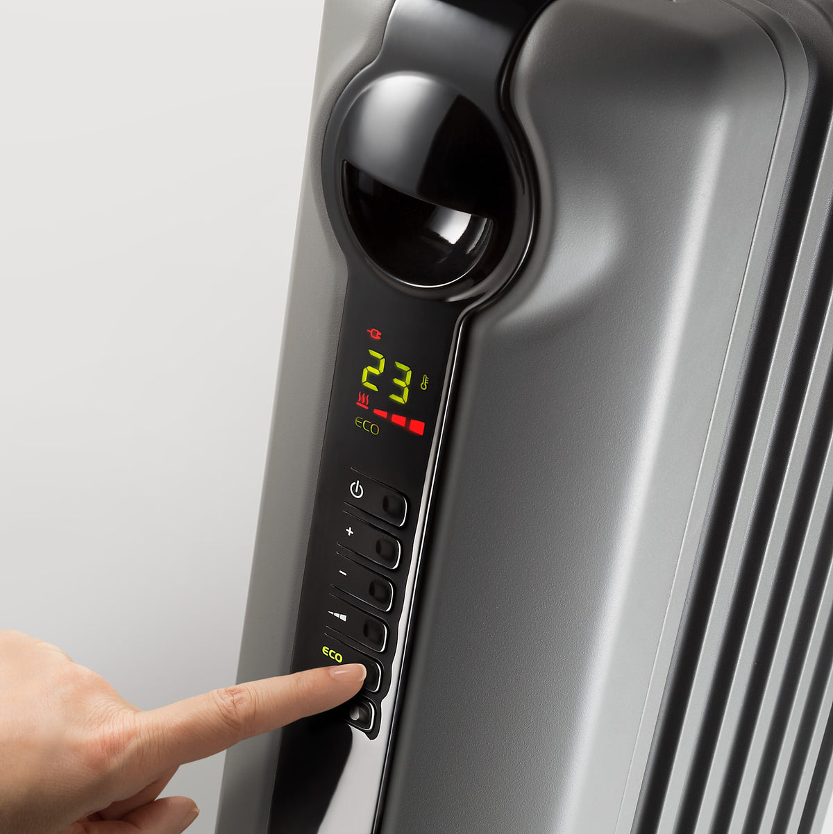 De'Longhi Radia S 1.5kW Oil-Filled Radiator - Grey - setting the temperature