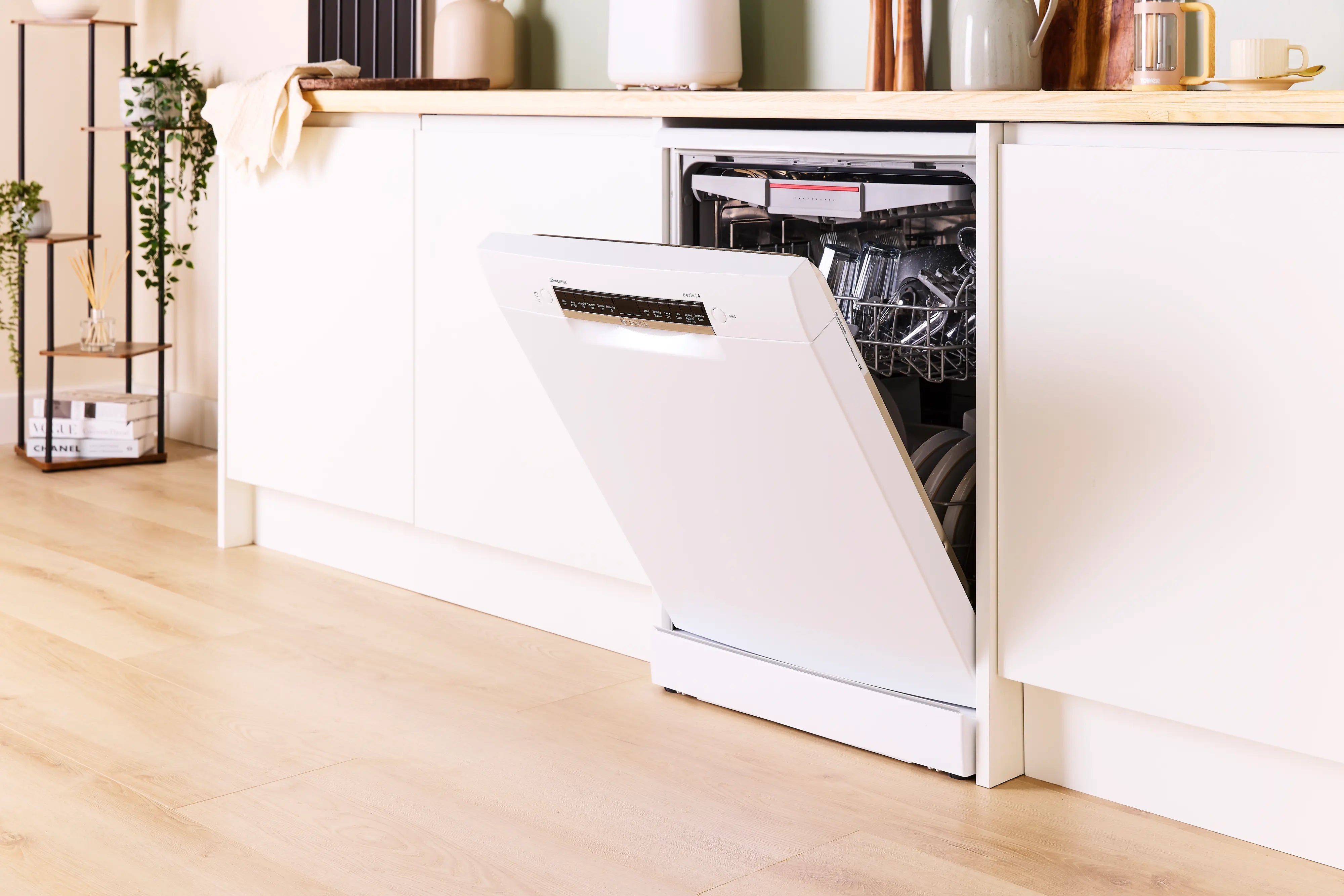 Bosch SMS4EMW06G Series 4 freestanding 60cm dishwasher in White