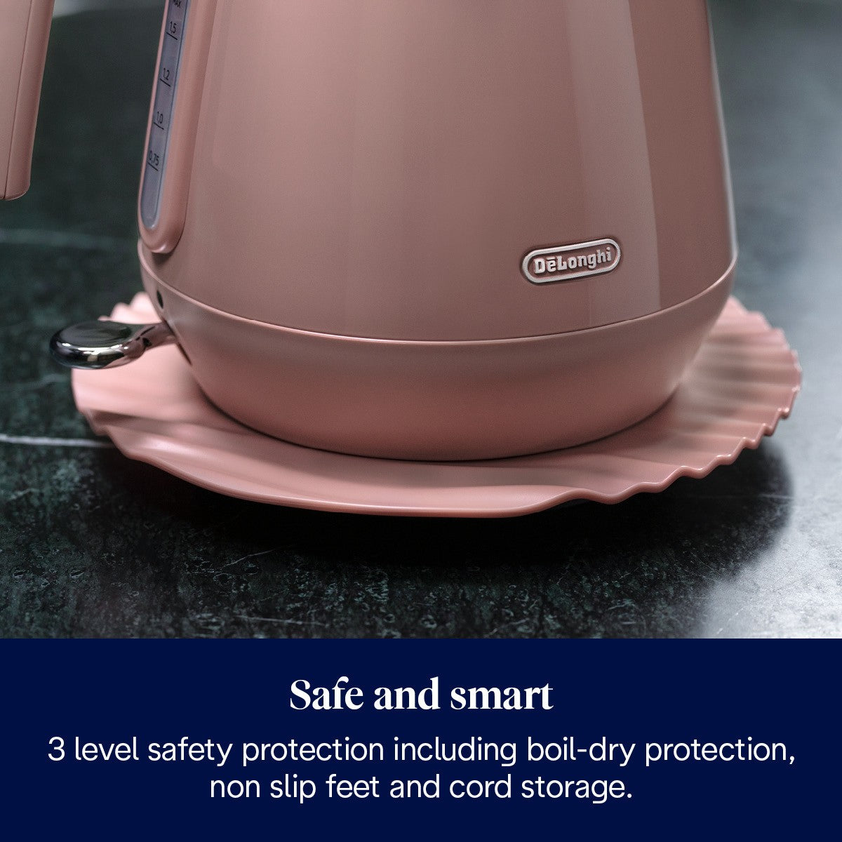 De'Longhi Eclettica Kettle - Pink - safety features and non-slip base