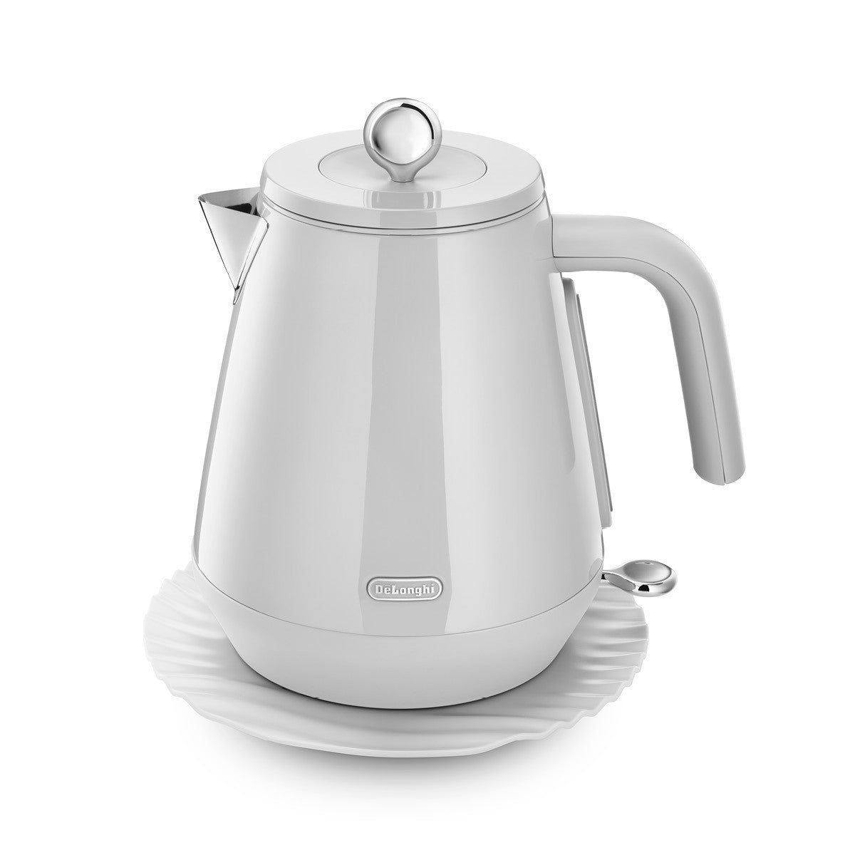 De'Longhi Eclettica Kettle - White - front view on its saucer