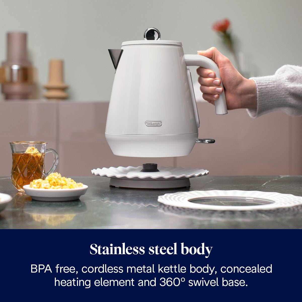 De'Longhi Eclettica Kettle - White - stainless steel body and 360-degree swivel base