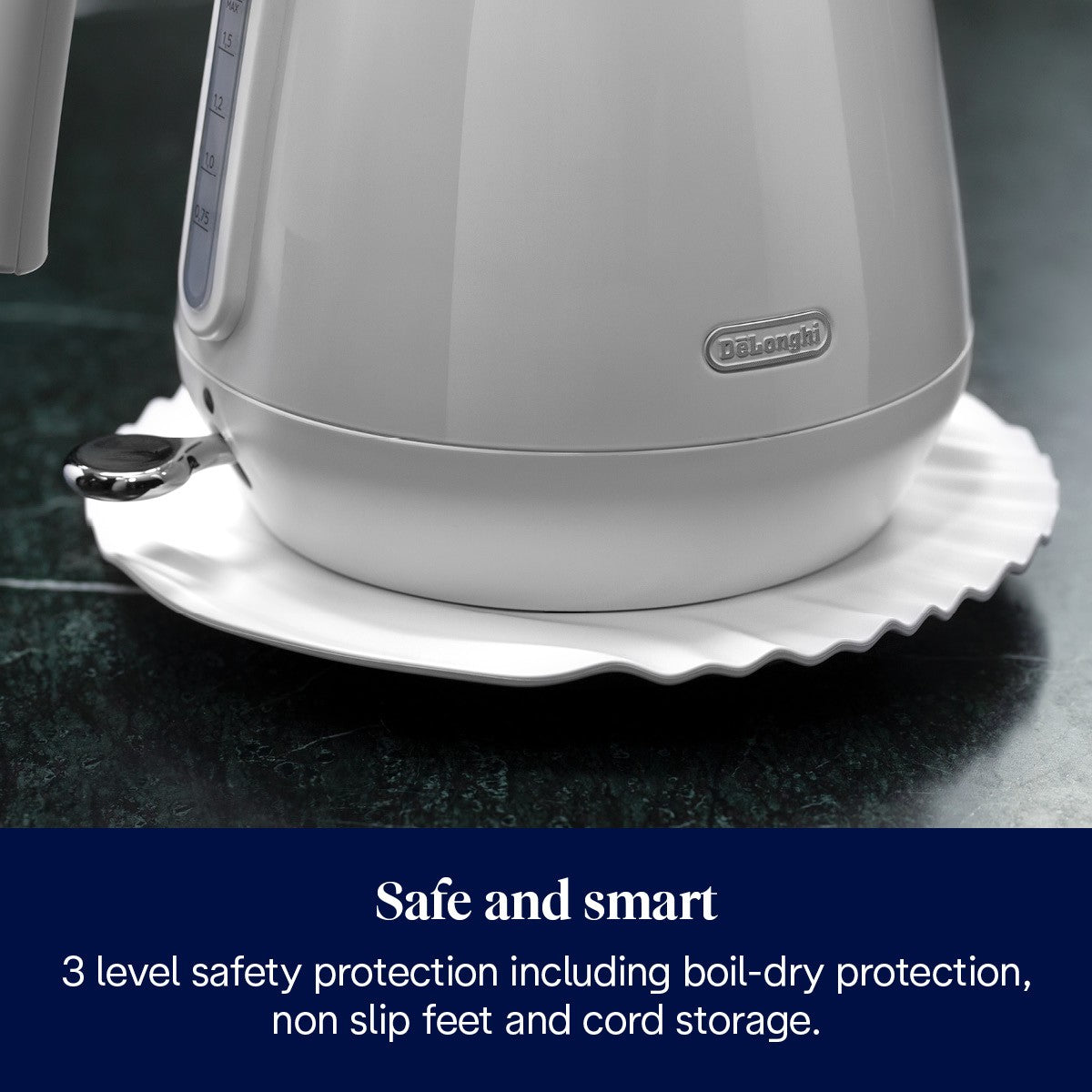 De'Longhi Eclettica Kettle - White - safety features and non-slip base
