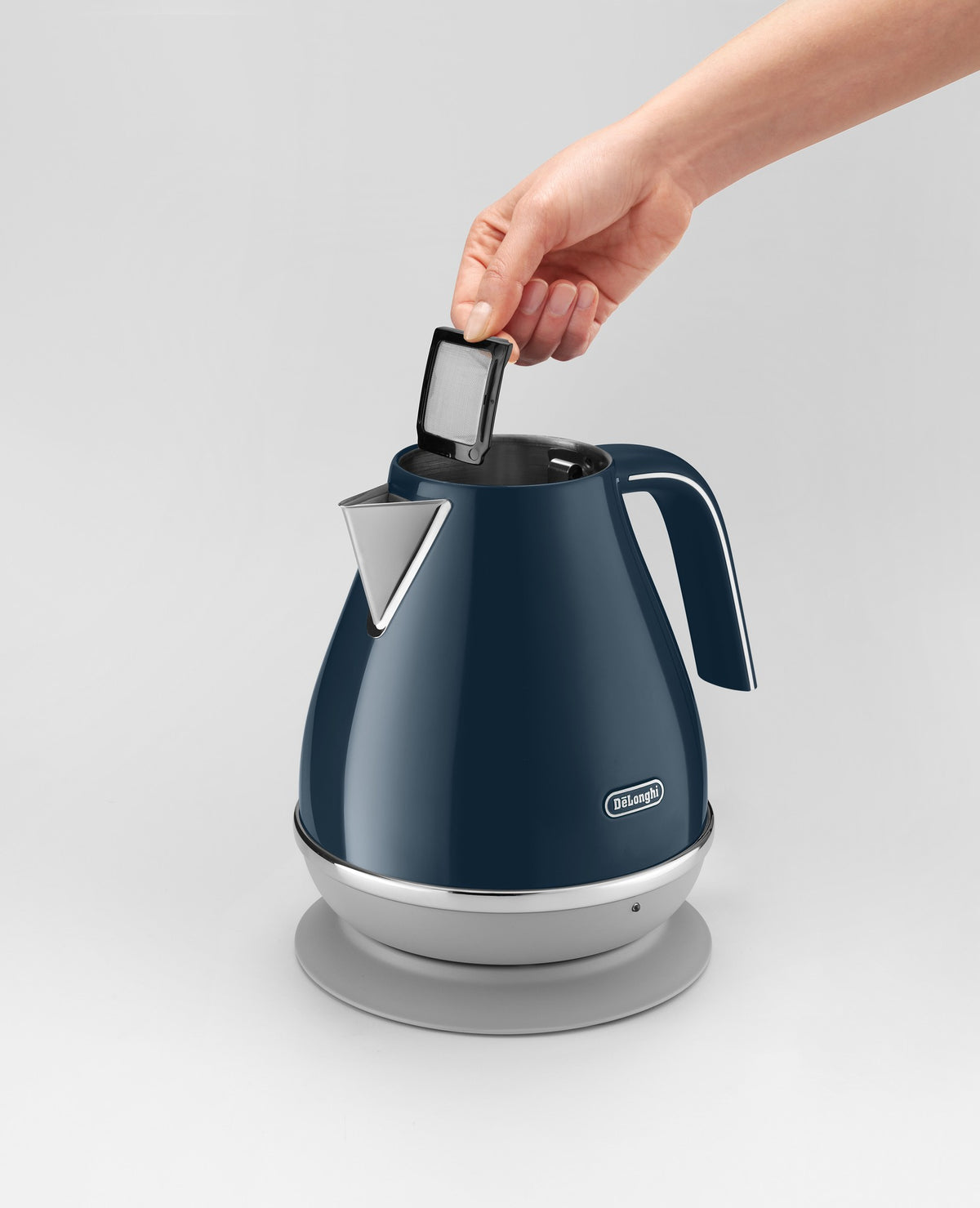 De'Longhi Icona Capitals Kettle - London Blue - removable limescale filter