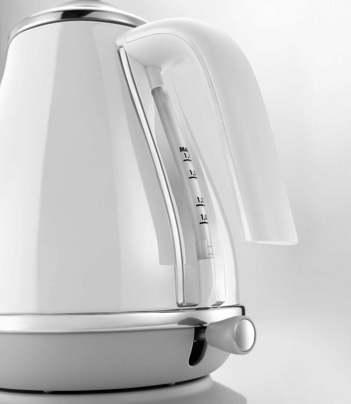 De'Longhi Icona Capitals Kettle - White - water level indicator and chrome detail