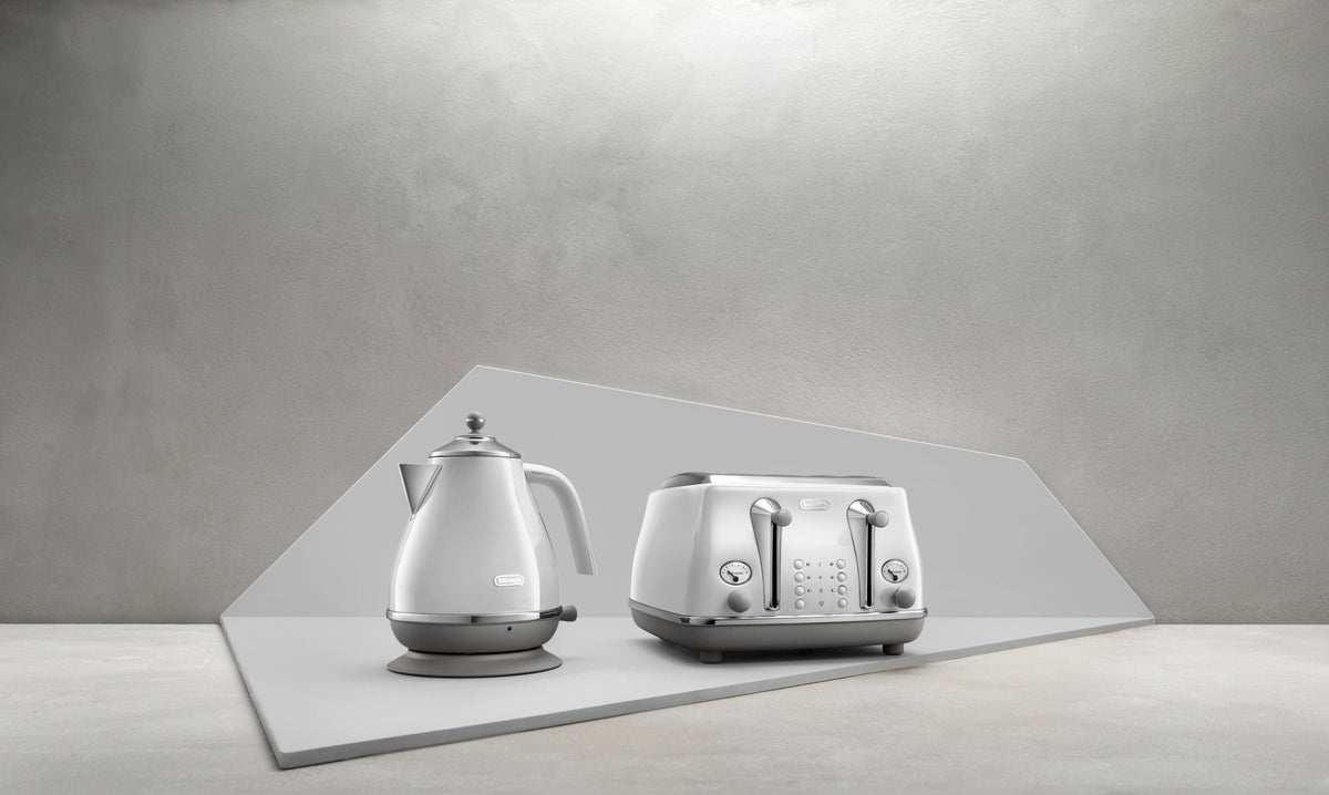 De'Longhi Icona Capitals Kettle - White - with matching toaster on the worktop