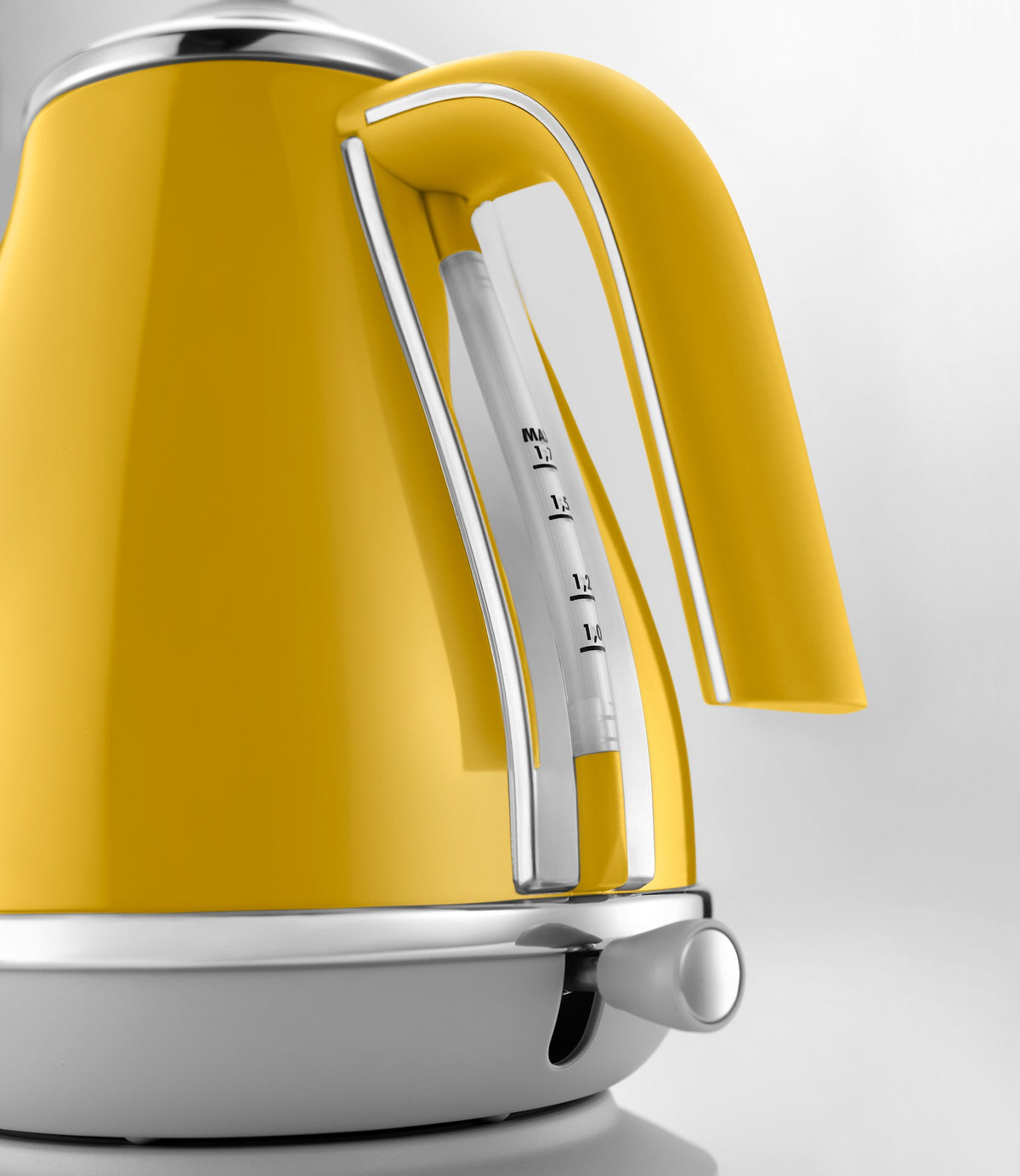 De'Longhi Icona Capitals Kettle - Yellow - water level window close-up