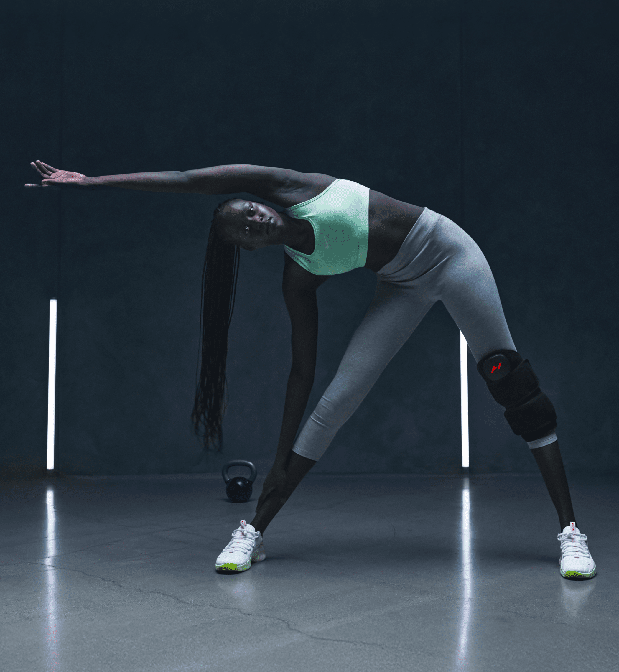 Hyperice Venom 2 Leg black wrap — additional angle