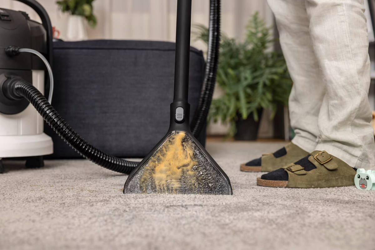 Kärcher SE4 Select Carpet Cleaner - White - floor nozzle lifting dirt from a carpet