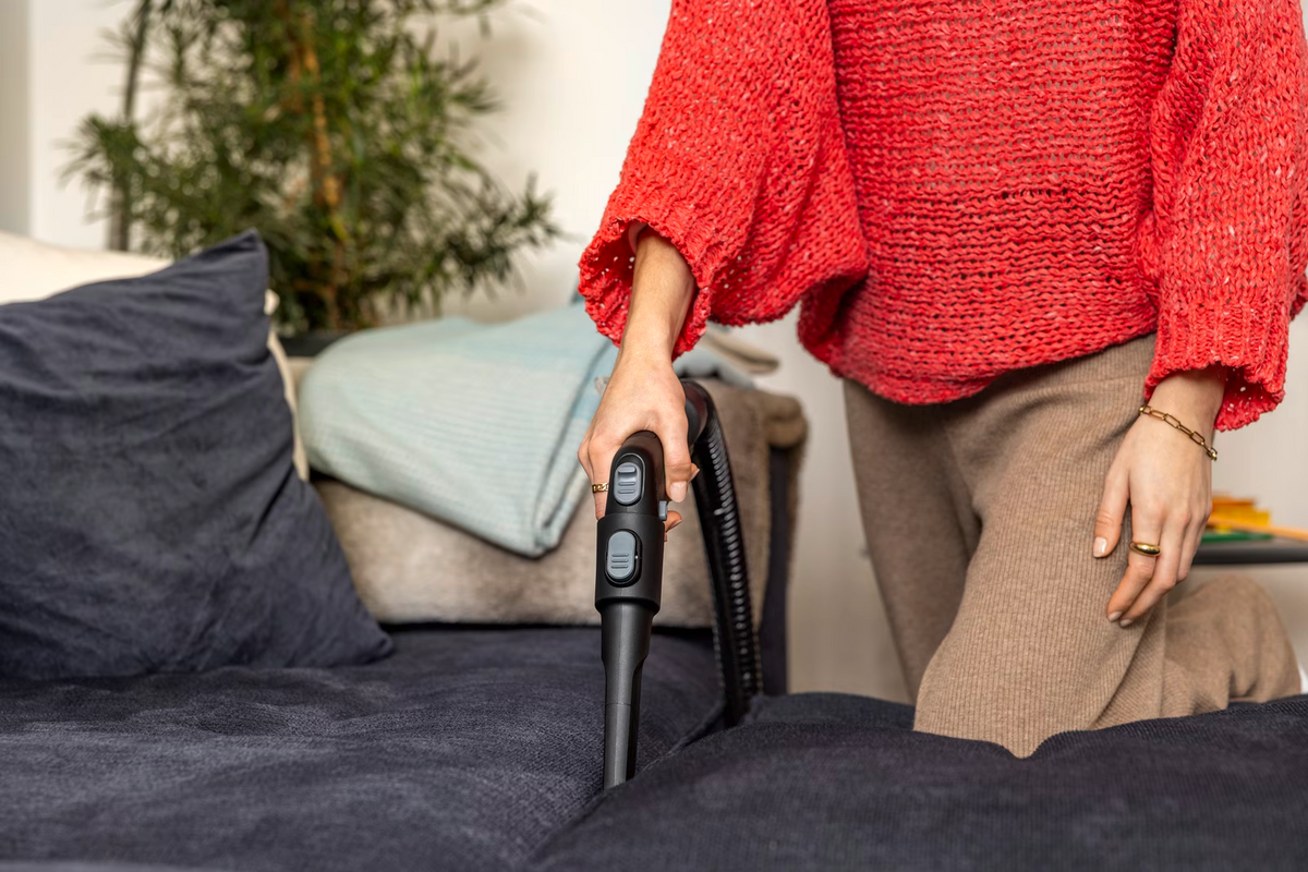 Kärcher SE4 Select Carpet Cleaner - White - cleaning a sofa with the upholstery nozzle